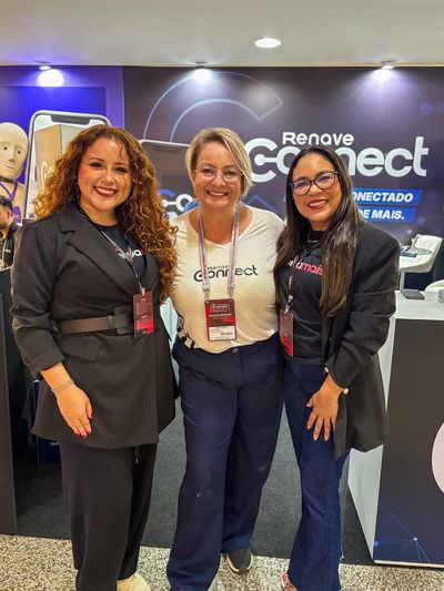 Três integrantes da Renave Connect no estande da empresa