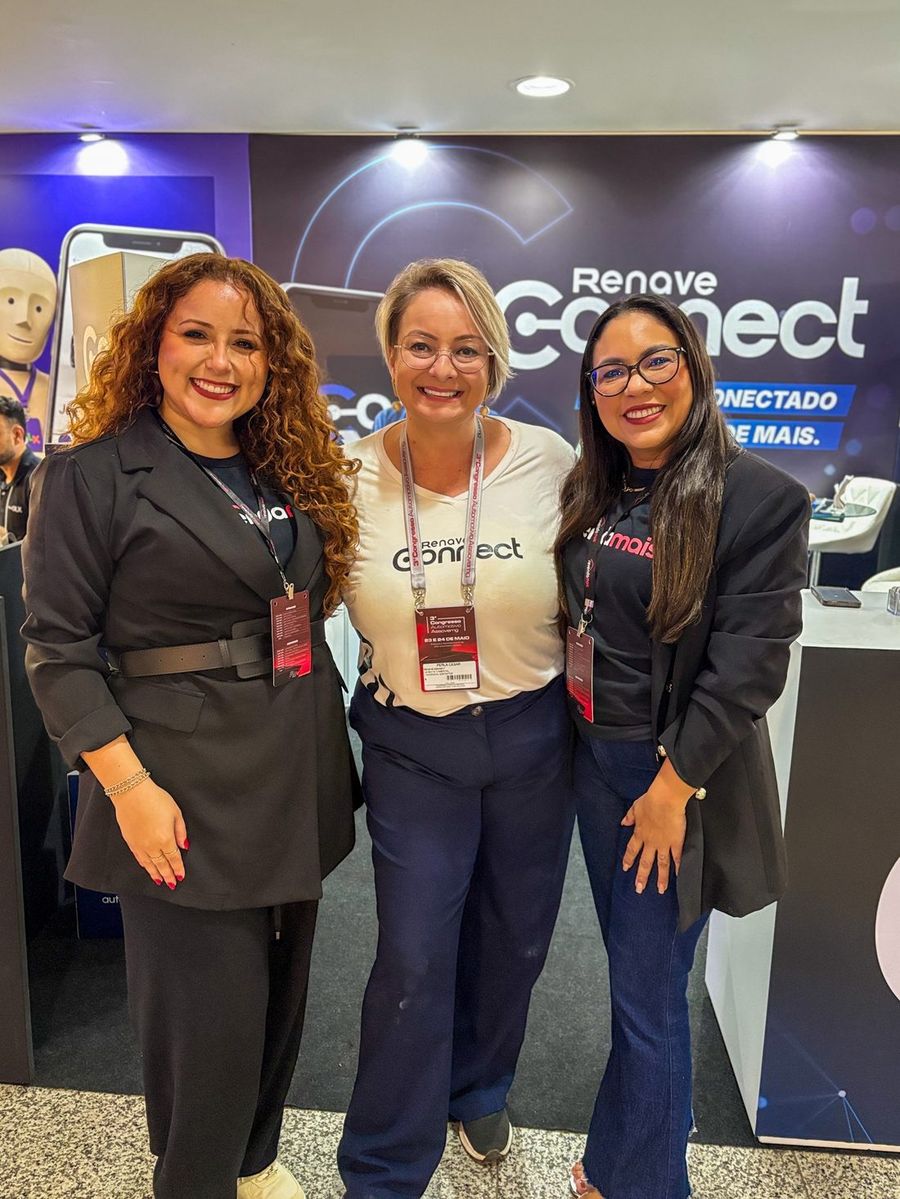 Integrantes da equipe da Renave Connect no estande da empresa